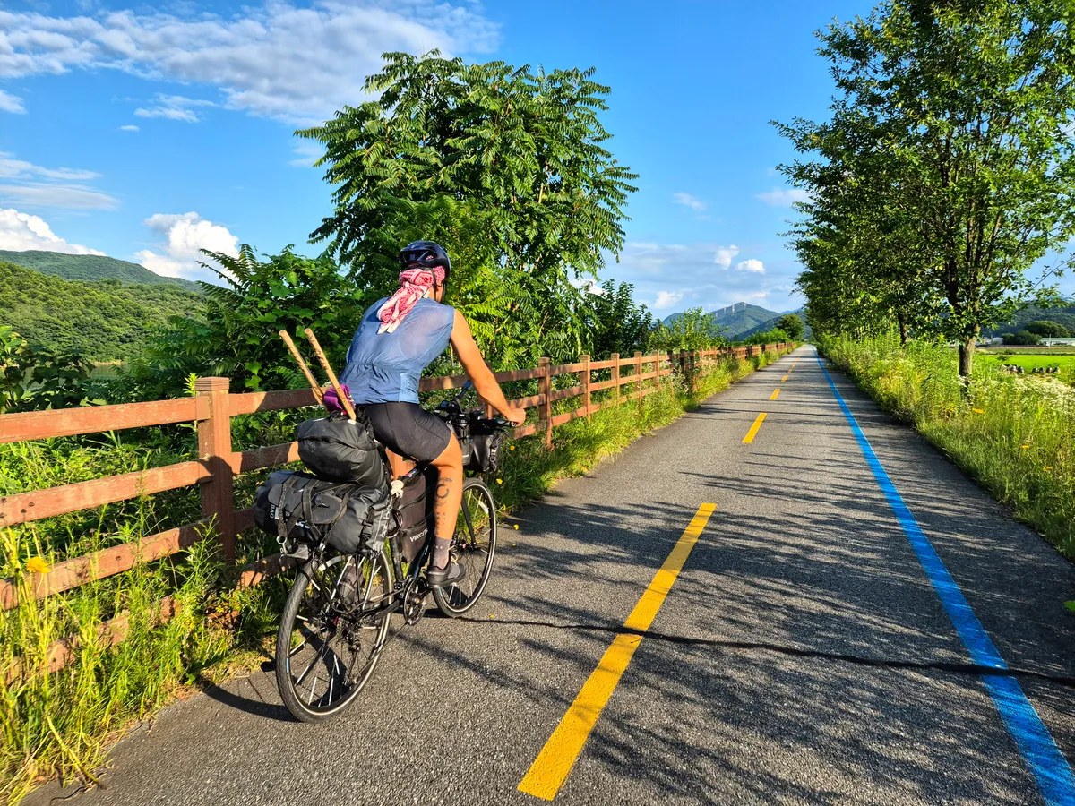 Patrick Letica von hinten auf der Strasse auf dem Velo. 